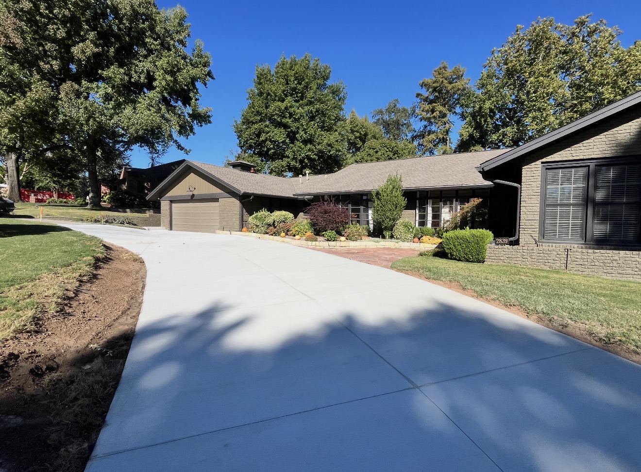 Curved residential concrete driveway replacement in Tulsa, OK